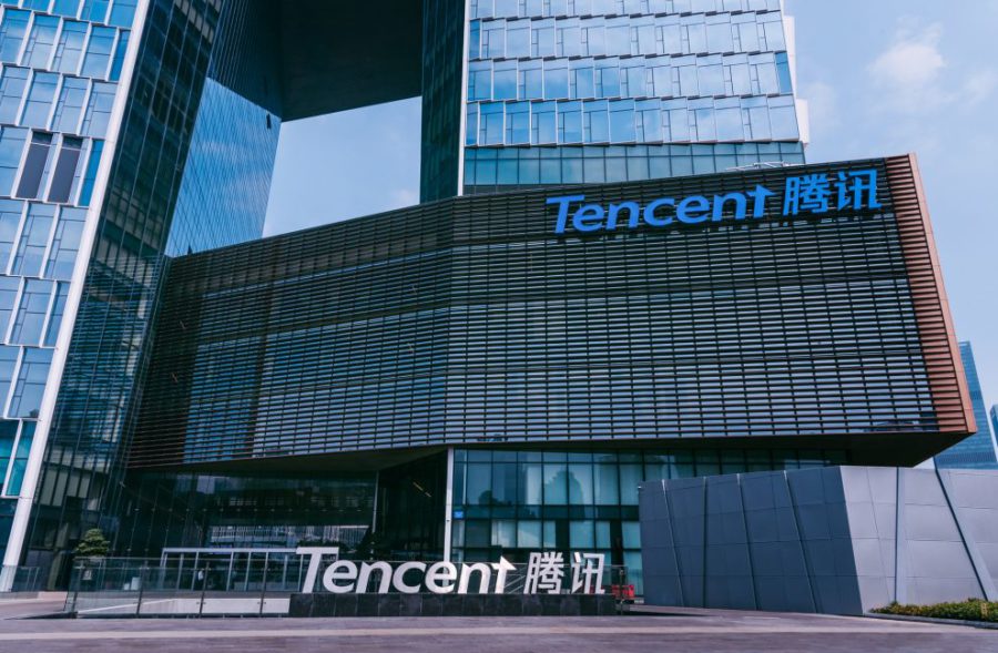 A gigante chinesa de telecomunicações, Tencent, é a maior publicadora em termos de receita anual do mundo. Entre seus investimentos ao redor do mundo estão a Riot Games, Epic Games, Ubisoft e a Activision Blizzard.